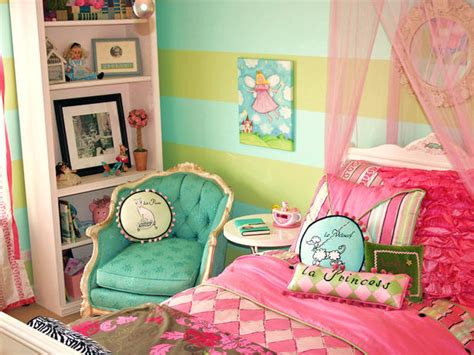 Paris themed bedroom ideas for girls decorating with french flair and parisian pink poodles. itmom: Parisian Themed Little Girls Bedrooms