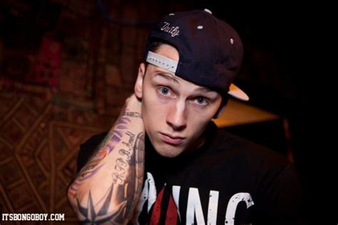 And if that wasn't wild enough, he also had lee's own tattoos painted over. Machine Gun Kelly Tattoo in Right Hand - | TattooMagz › Tattoo Designs / Ink Works / Body Arts ...