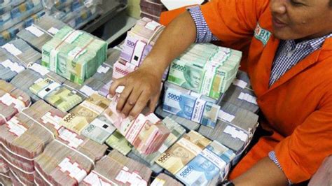 Baca ulasan lengkapnya di sini, geng! Cetak Uang Baru Rp 600 Triliun Diributin, Eks Mendag Malah ...