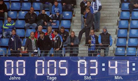 Bundesliga, die berühmte uhr im stadion abzubauen. Der Postillon: Erstliga-Uhr im HSV-Stadion läuft erstmals ...