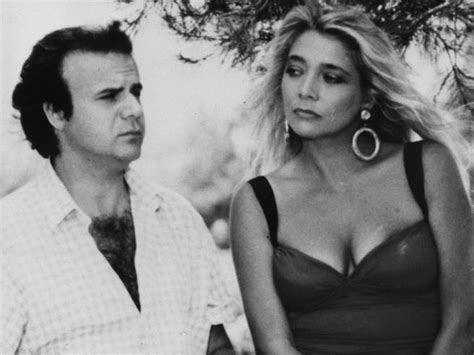 Mara venier si consola dopo l'annuncio della chiusura prematura di domenica in coccolando il nipotino claudio, figlio del suo secondo genito. Il cinema, la tv, gli amori: Mara Venier compie 65 anni ...