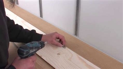 Laminat an der wand wandvertäfelung mit vorsatzschale. MEISTER Parkett an der Wand verlegen - YouTube