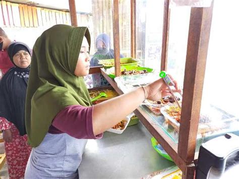 Lebih lanjut, akibat kejadian ini, salah satu penjual nasi pecel. Unik, Nasi Padang Harga Rp5.000 Seporsi di Ulak Karang