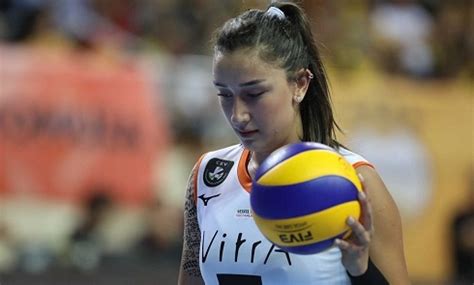 Eczacıbaşı'nın başarılı voleybolcularından olan hande baladın, son yıllarda adından sıkça bahsettiren sporculardan biridir.ünlü voleybolcu ayrıca 2020 yılında orkid platinum 5'li reklamında yer almıştır. Hande Baladın: İdolüm ile aynı takımda olduğum için çok ...