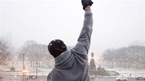 A génjeit azonban örökölte, így philadelphiába utazik, ahol apollo legendás meccset vívott az akkor feltörekvő rocky balboával. Stallone megmutatta az első fotót a Creedből - Creed ...