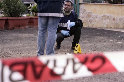 Assalto al portavalori, il filmato girato dai passanti. Foto L'assalto al portavalori feriti due vigilanti - 4 di ...