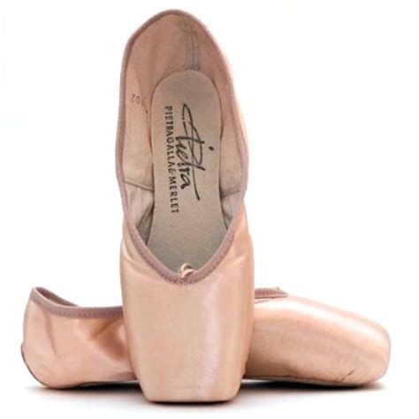 A ballerina finds a shoe that she loves to dance in and gives her confidence that it will not fail her while on stage. Merlet Dedicace | Pointe Shoe Brands