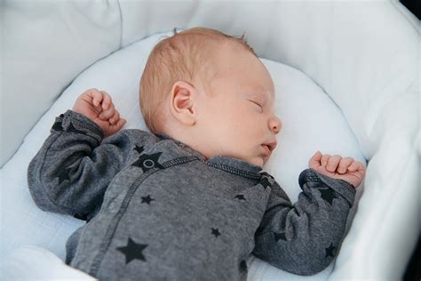 Überprüfen sie die änderungen der babyschlafzeiten von neugeborenen bis zu älteren kindern, damit sie wissen, wann ihr baby die nacht durchschlafen sollte. Wann Schlafen Sauglinge Durch. Wie lange schlafen Babys ...