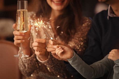 Nachfolgend findet ihr einige ideen, wie ihr den silvesterabend zu zweit schön genießen könnt und einen zweisamen start ins neue jahr 2016 habt. Silvester zu Hause bleiben: 7 Ideen für einen gelungenen Abend