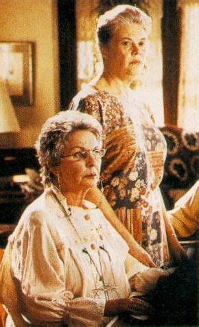There, finn learns that hy and glady joe are members of a group of passionate quilters, and over the course of her visit she is regaled with tales of love and life by women who have collected rich experiences and much wisdom. How to Make an American Quilt (1995) | Jean Simmons ...
