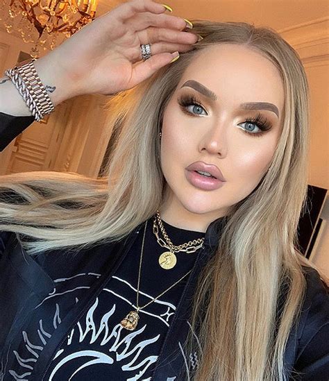 I've never heard of nikkietutorials before five minutes ago but i am so proud of her. Nikkie de Jager haalt megabedrag op voor overleden ...