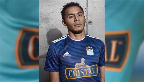 Crea tu imagen de la camiseta de fútbol de sporting cristal 2020 con tu nombre y número, puedes usarla como foto de. Sporting Cristal presentó camiseta alterna que usará hasta 2019 | FOTOS | Foto 1 de 6 | Deportes ...