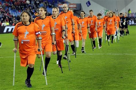 De stichting heeft als doel om mensen met een amputatie te laten voetballen. Presentatie Nederlands Ampu voetbalteam - Emst