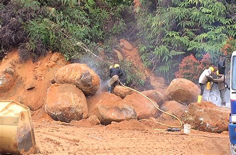 Tanah runtuh is situated south of kampung baharu. Kejadian tanah runtuh di KM 4.2 Genting Highlands pagi ...