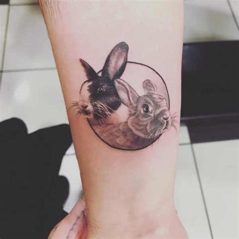 Rabbits use their strong claws for digging and (along with their teeth) for defense. Konijn tattoo: betekenis en 40x tattoo-inspiratie
