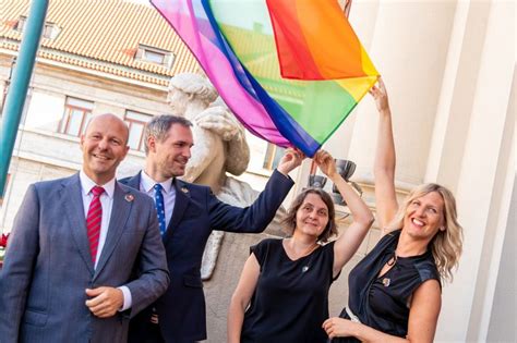 Vedení pražského magistrátu v pondělí podpořilo festival prague pride vyvěšením duhové vlajky na budovu nové radnice. Vyvěšení vlajky na Nové radnici - PRAGUE PRIDE