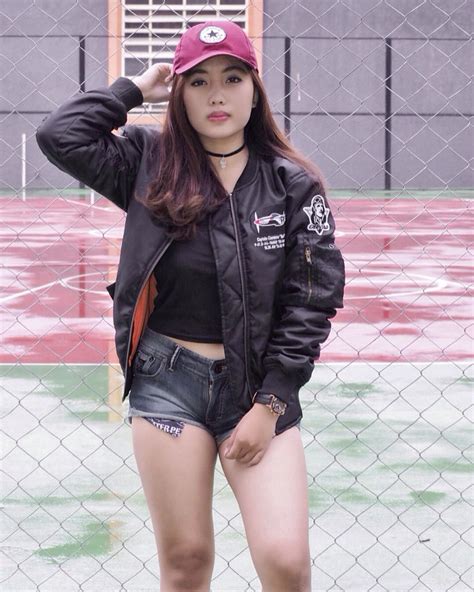 Cocok untuk seragam kantor, baju event, kaos seminar, promosi, pakaian pabrik dan seragam toko usaha. Foto Model Cewek Kaos Distro Bandung - Kumpulan Foto Model Distro