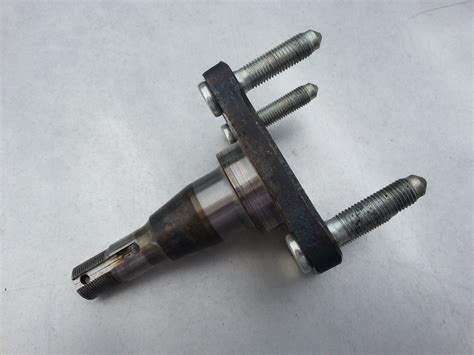 Rupanya susah juga nak tukar benda tu ye.besar pla tu (seperti gambar) dan banyak skru nak buka pastu ruang agak sempit. Proton Savvy REAR KNUCKLE SPINDLE