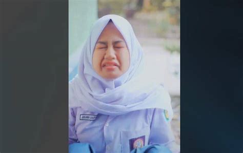 Check spelling or type a new query. Padahal Cuman Bersin Aja, Video Cewek Ini Jadi Viral dan ...