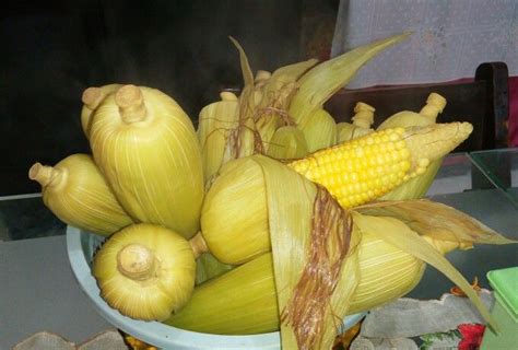 Entah hawa dingin kalah atas negosiasi keramahan tetangga yang mampir membeli. Jagung rebus....hmmm... | Makanan, Jagung