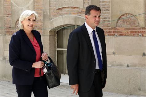 L'homme politique rencontre la jeune femme de 22 ans sa cadette quatre ans plus tôt, après avoir divorcé d'emmanuelle gontier, avec qui il était marié depuis 1998. Xavier Bertrand Emmanuelle Gontier - 3 010 Photos Et ...