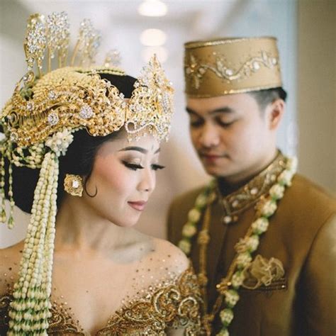 Sedangkan untuk bawahannya memakai kain kebat. Awesome Foto Pengantin Wanita Adat Sunda | Tikarkuri