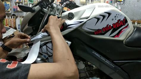 Bro sekalian, jika selama ini foto foto yang beredar tentang new yamaha vixion adalah tanpa identitas dan striping. Cara mudah memasang striping list variasi Yamaha Vixion ...