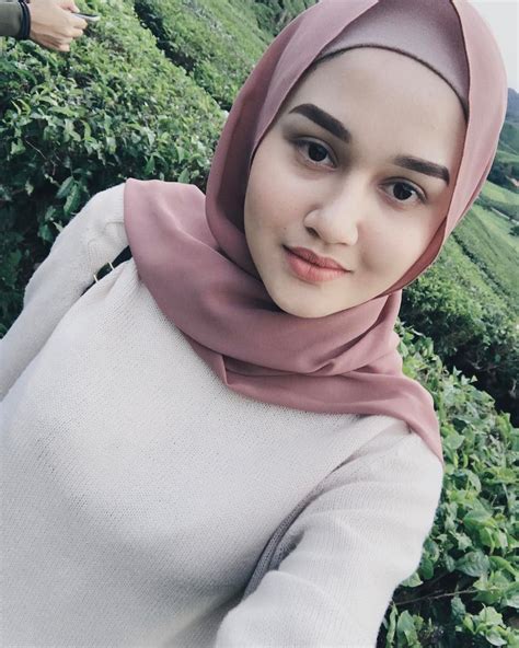 Video tersebut ramai diperbincangkan setelah diunggah oleh akun instagram @omg.indonesia.id pada sabtu (5/6/2021). Jilbab Cantik Hot Di Twitter / Pin On Beauty In The Eye Of ...