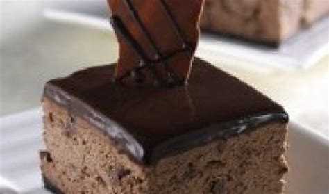 Tuang isian brownies ke dalam cake ring, masukkan isian keju ke dalam piping bag nozzle star. Resep Cake Coklat | Hidangan penutup, Resep kue, Kue