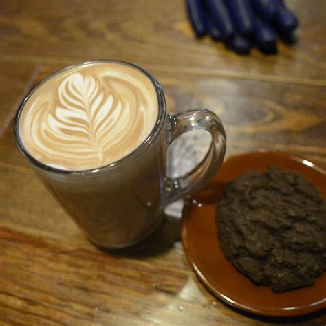 Expect australian flat whites, served. Allez boire un délicieux café au Blue Bottle Coffee Bar de ...