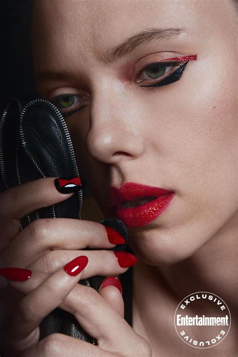 造型，以及其他角色的模樣。 本片將描述史嘉蕾喬韓森（scarlett johansson）所飾演的「黑寡婦」natasha romanoff，與訓練她成為刺客的red room計劃對決，時間背景將落在《美國隊長3：英雄內戰》和《復仇者聯盟3：無限之. 《黑寡婦》最新海報釋出!史嘉蕾喬韓森登雜誌封面「蜘蛛睫毛」藏彩蛋 | GirlStyle 台灣女生日常