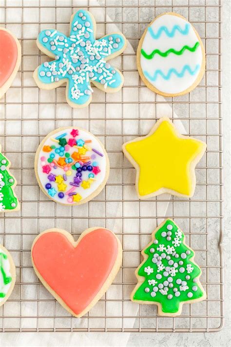 Once royal icing decoration dries it can then be removed from the backing material. Cookie Icing No Corn Syrup : Easy Sugar Cookie Icing ...