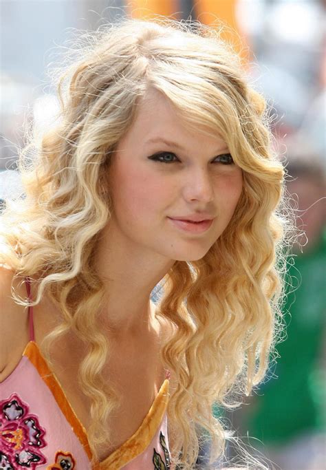 The accompanying music video for love story was directed by trey fanjoy, who previously directed the videos for the singles from taylor swift. Taylor swift-love story - Love Story-The song Photo ...