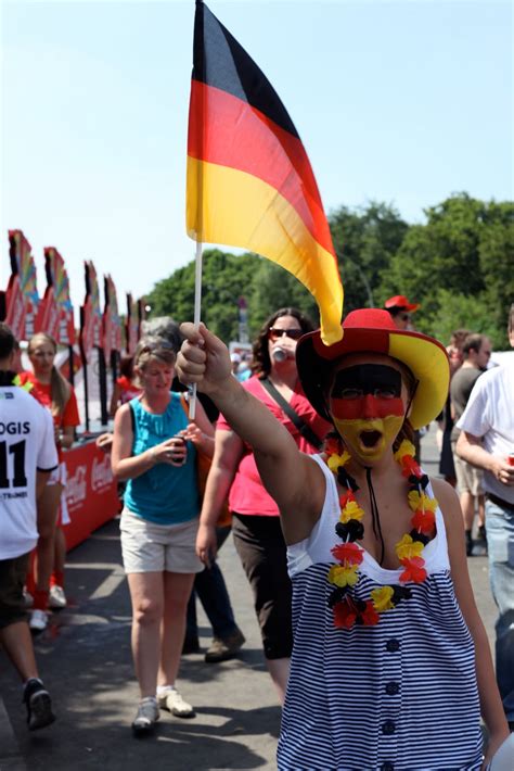 Deutsche frauen, deutsche treue, deutscher wein und deutscher sang sollen in der welt behalten ihren alten schönen klang, uns zu. LEBerlinese: Deutschland über Alles