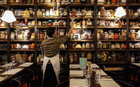 Elle est généreuse, colorée, et terriblement goûtue. Les meilleurs restaurants à Paris et partout en France ...