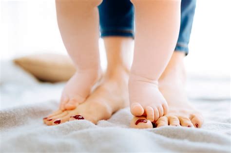Wann und wie ein baby laufen lernt haben wir für euch nachgelesen. Die ersten Schritte - Ab wann lernen Babys laufen?