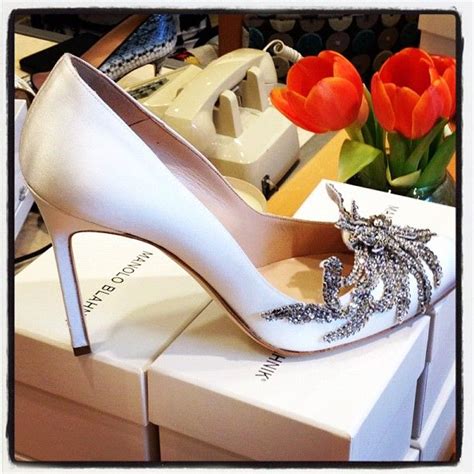 The 'twilight' superstar accepted a romantic new zealand proposal from her boyfriend, paul, ahead of the holidays. Twilight's Bella Swan wore these Manolo Blahnik's?! I DIE ...