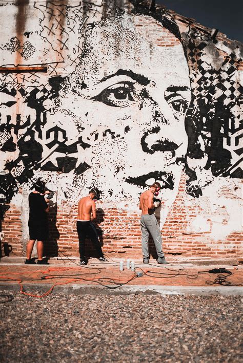 Need to translate sería la ruina from spanish and use correctly in a sentence? Vhils deja espectacular mural en Parque la Ruina para All ...