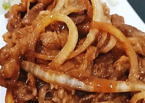 The new entree features grilled beef and onions tossed in a sweet and spicy asian bbq sauce with sesame seeds (it looks and sounds a lot like korean bulgogi but could also be a take on beef teriyaki). Resep Beef Teriyaki homemade (ala Hokben/Yoshinoya) oleh ...