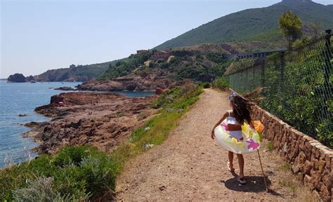 Réservez votre séjour sur la côte d'azur. Saint-Raphaël beach: the beach is accessible from the campsite