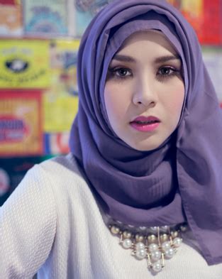 Maybe you would like to learn more about one of these? Aneka Gaya Hijab Modern Artis