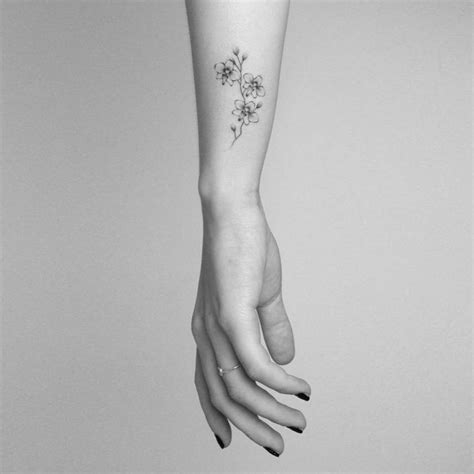 I tatuaggi raffiguranti fiori sono tra i disegni più utilizzati e sconosciuti che racchiudono tanti significati. 1001 + idee per Tatuaggi femminili - disegni da copiare ...