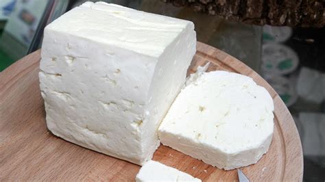 Жена откри нещо страшно в българско сирене СНИМКА