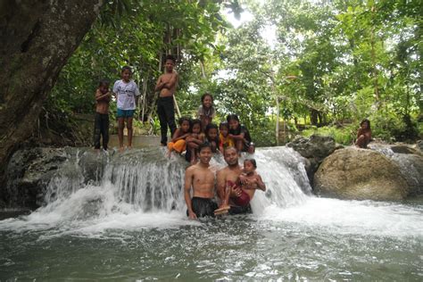 Menariknya, mereka bertiga mandi ditemani seekor gajah kecil. Perjalanan hidup . . . . .: Mandi di Sungai