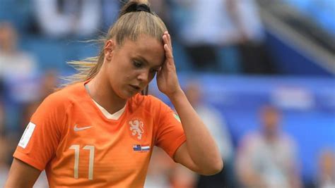 Handtekening lieke martens oranje leeuwinnen. Goed nieuws voor de Oranje Leeuwinnen: Lieke Martens terug ...