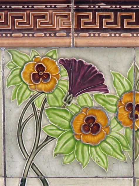 Be bold and combine antique glass or jet black and brilliant white tiles on walls and striking victorian floor tile patterns or floor mosaics. Jugendstilfliese | Jugendstilfliesen, Art deco fliesen ...