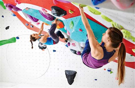 Bouldern ist eine form des freien kletterns , die ohne verwendung von seilen oder klettergurten an kleinen felsformationen oder. Bouldern: Hängepartie auf Höhe null - FIT FOR FUN