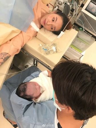 Little wife or little old women). 歐弟老婆生了! 凌晨報喜「搞錯性別」 - Love News 新聞快訊