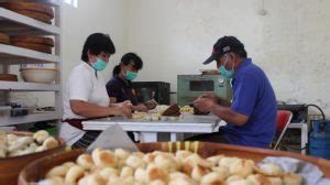 Bentuk lembaga keuangan memiliki tempat tersendiri di dalam kegiatan perekonomian selain sebagai perusahaan produsen. Pelaku Ekonomi dalam Suatu Perekonomian Terdiri Atas Apa ...