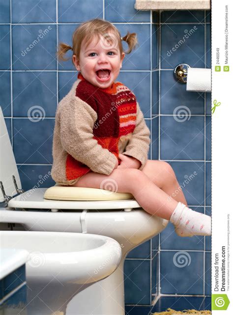 Wie und wo auf toilette gehen? Kind auf der Toilette stockbild. Bild von spaß, mädchen ...